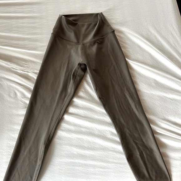 ALO Leggings - Picture 1 of 3